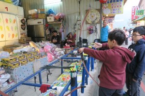 內灣老街裡的弓箭射氣球攤位