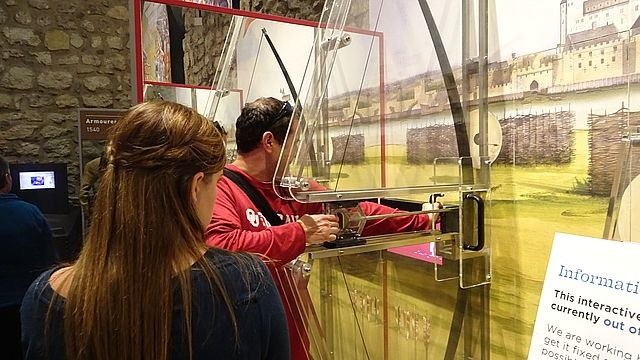 英國 倫敦塔 城堡內拉弓體驗區。英格蘭長弓，中世紀冷兵器之王，中世紀作戰用戰弓磅數達120磅以上。