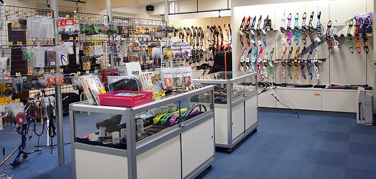 器材店裡琳瑯滿目的射箭器材與配備